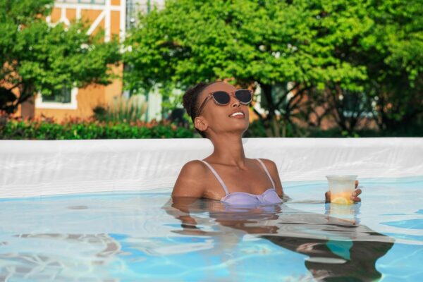 Piscine Power Steel™ rectangulaire 488 x 244 x 122 cm motif marbre gris, filtration à cartouche, échelle, bâche, diffuseur Chemconnect™ – Image 8