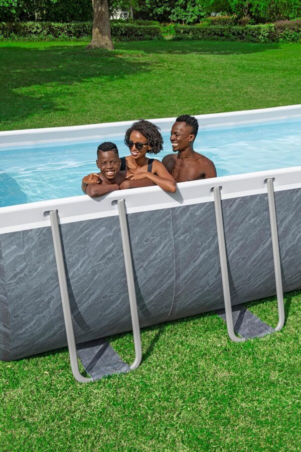 Piscine Power Steel™ rectangulaire 488 x 244 x 122 cm motif marbre gris, filtration à cartouche, échelle, bâche, diffuseur Chemconnect™ – Image 10